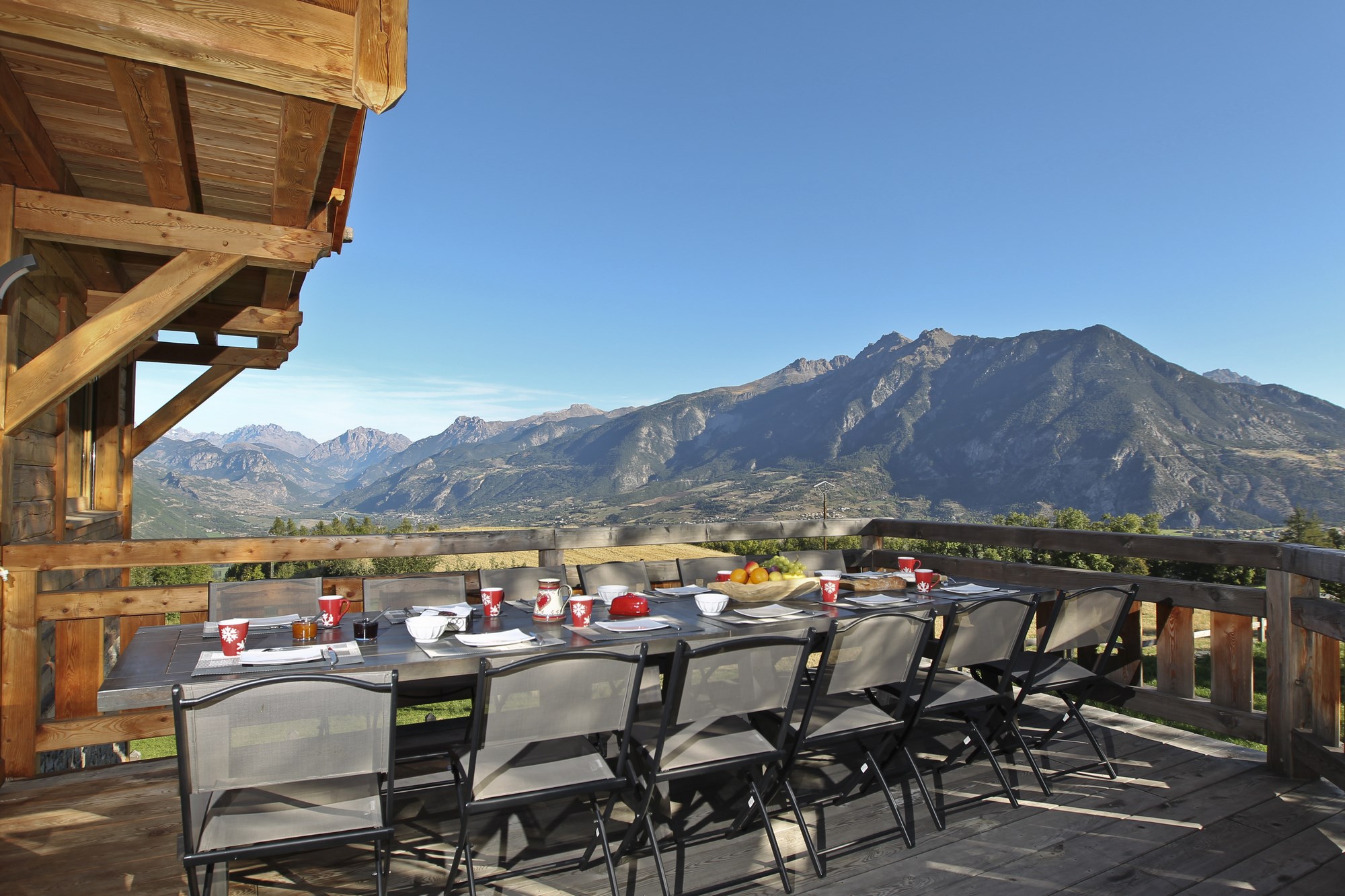 Petit dejeuner en terrasse Chalet de montagne familial à louer à Risoul Vars Alpes du sud